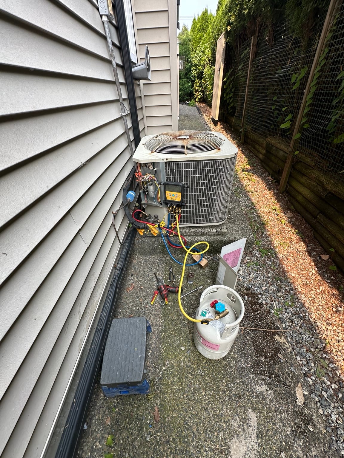 Delta air conditioner repair and refrigerant service project