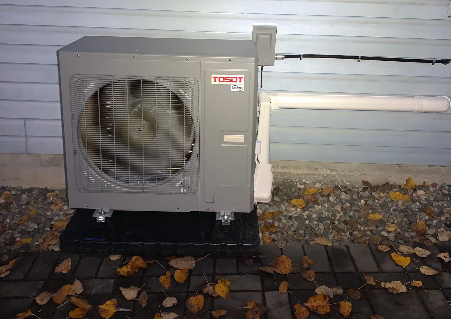 TOSOT inverter heat pump installed with protected refrigerant lines